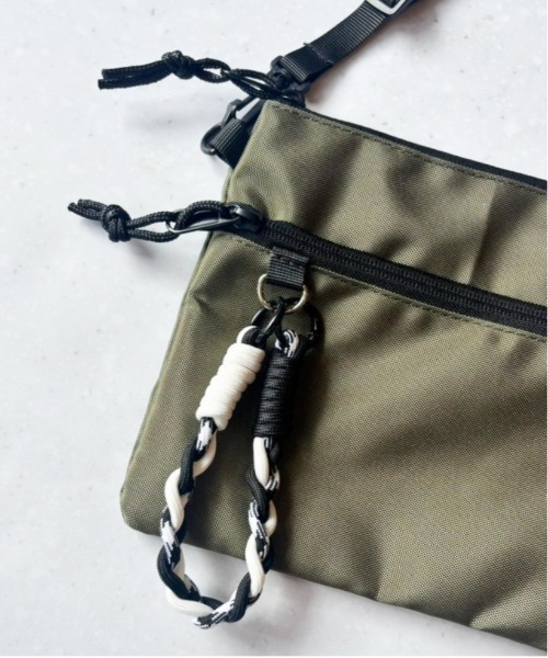 lit.Cy（リットシー）の「パラコードチャーム付き フラットナイロンサコッシュ（ショルダーバッグ・メンズ・ベージュ/カーキ/オレンジ/グレー/ブラック/ネイビー・FREE）」の12枚目の写真