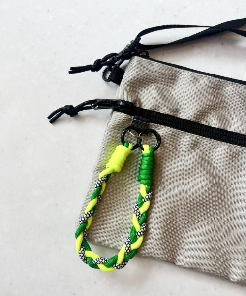 lit.Cy（リットシー）の「パラコードチャーム付き フラットナイロンサコッシュ（ショルダーバッグ・メンズ・ベージュ/カーキ/オレンジ/グレー/ブラック/ネイビー・FREE）」の10枚目の写真