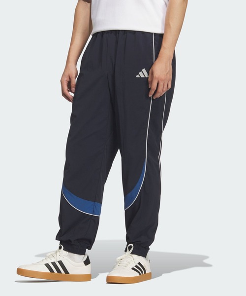 adidas(アディダス)の「ブランドラブ ルーズフィット ライトウーブン フルレングス エラスティックカフ パンツ / アディダス adidas(スウェットパンツ・メンズ・ブルー・LARGE/SMALL/MEDIUM/X-LARGE)」の1枚目の写真