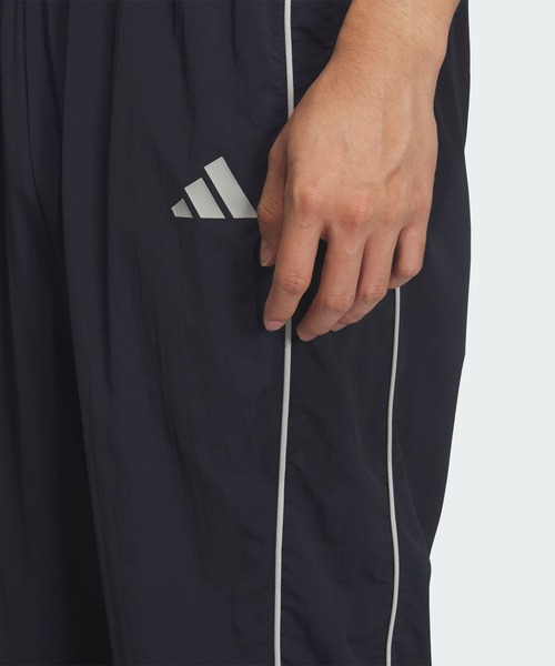 adidas(アディダス)の「ブランドラブ ルーズフィット ライトウーブン フルレングス エラスティックカフ パンツ / アディダス adidas(スウェットパンツ・メンズ・ブルー・LARGE/SMALL/MEDIUM/X-LARGE)」の4枚目の写真
