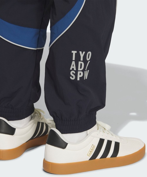 adidas(アディダス)の「ブランドラブ ルーズフィット ライトウーブン フルレングス エラスティックカフ パンツ / アディダス adidas(スウェットパンツ・メンズ・ブルー・LARGE/SMALL/MEDIUM/X-LARGE)」の5枚目の写真