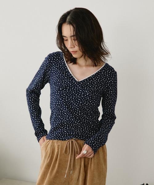 ORDENA(オルディナ)の「小花柄サーマル胸切替VネックロンT(Tシャツ/カットソー・レディース・ホワイト/ネイビー/ブラック・FREE)」の3枚目の写真