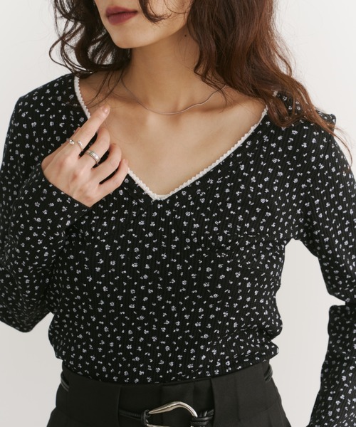 ORDENA(オルディナ)の「小花柄サーマル胸切替VネックロンT(Tシャツ/カットソー・レディース・ホワイト/ネイビー/ブラック・FREE)」の5枚目の写真