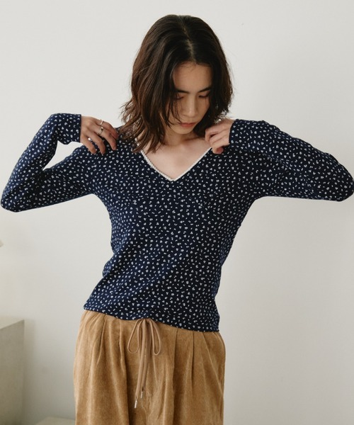 ORDENA(オルディナ)の「小花柄サーマル胸切替VネックロンT(Tシャツ/カットソー・レディース・ホワイト/ネイビー/ブラック・FREE)」の22枚目の写真