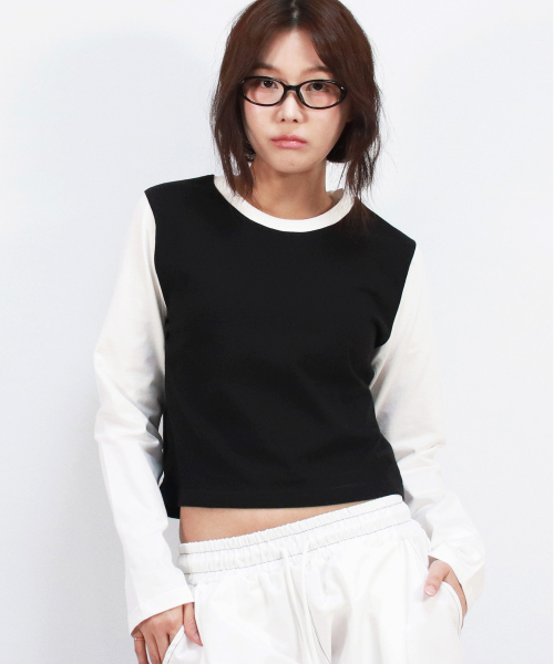DEMARC（ドゥマーク）の「COLOR-BLOCK SEMI-CROP LONG SLEEVE TEE -  Black&White（Tシャツ/カットソー・レディース・その他・MEDIUM/LARGE）」の2枚目の写真