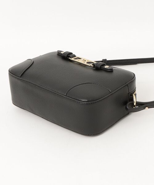 ARMANI EXCHANGE(アルマーニエクスチェンジ)の「【A|X アルマーニ エクスチェンジ】<ZOZO限定>AXロゴプレート ミニショルダーバッグ(ショルダーバッグ・レディース・ブラック/レッド・FREE)」の5枚目の写真