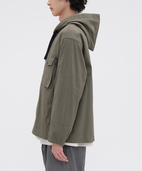 MHL.(エムエイチエル)の「UTILITY COTTON NYLON TWILL(ブルゾン・メンズ・カーキ/グレー・SMALL/LARGE/MEDIUM)」の9枚目の写真