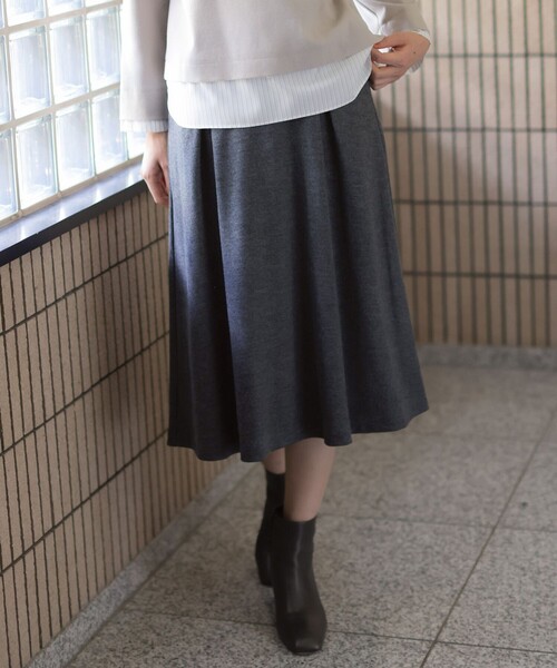 J.PRESS(ジェイプレス)の「【シーンレスに活躍】ウールスムース フレア スカート(スカート・レディース・ベージュ系/ピーコックグリーン系/ネイビー系/ライトグレー系・T13/T15/T17)」の2枚目の写真
