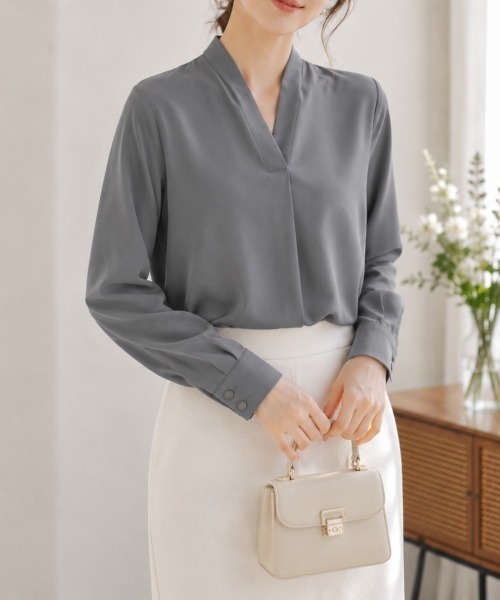 Dewlily(デューリリー)の「オフィスにも着やすい大人の抜け感。 スキッパーネックブラウス(シャツ/ブラウス・レディース・ブラック/ブルー/ホワイト/グレー・XL/L/M/S)」の9枚目の写真