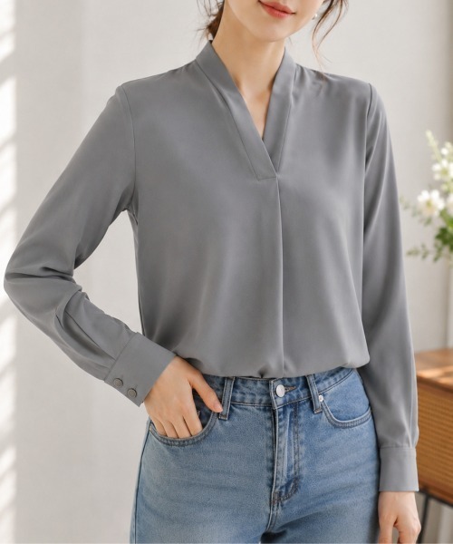 Dewlily(デューリリー)の「オフィスにも着やすい大人の抜け感。 スキッパーネックブラウス(シャツ/ブラウス・レディース・ブラック/ブルー/ホワイト/グレー・XL/L/M/S)」の11枚目の写真