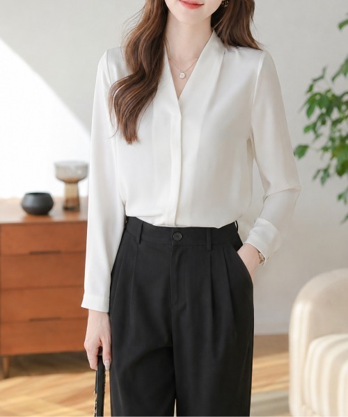 Dewlily(デューリリー)の「オフィスにも着やすい大人の抜け感。 スキッパーネックブラウス(シャツ/ブラウス・レディース・ブラック/ブルー/ホワイト/グレー・XL/L/M/S)」の13枚目の写真