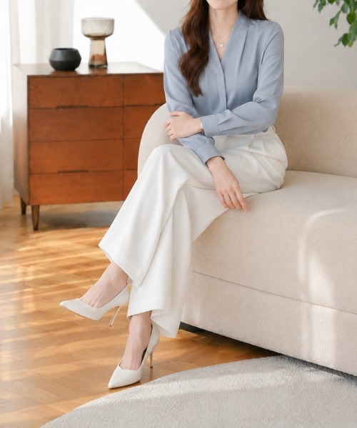 Dewlily(デューリリー)の「オフィスにも着やすい大人の抜け感。 スキッパーネックブラウス(シャツ/ブラウス・レディース・ブラック/ブルー/ホワイト/グレー・XL/L/M/S)」の18枚目の写真