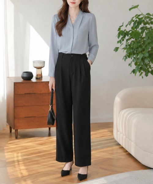 Dewlily(デューリリー)の「オフィスにも着やすい大人の抜け感。 スキッパーネックブラウス(シャツ/ブラウス・レディース・ブラック/ブルー/ホワイト/グレー・XL/L/M/S)」の21枚目の写真