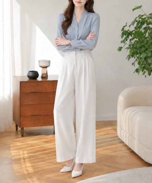 Dewlily(デューリリー)の「オフィスにも着やすい大人の抜け感。 スキッパーネックブラウス(シャツ/ブラウス・レディース・ブラック/ブルー/ホワイト/グレー・XL/L/M/S)」の22枚目の写真