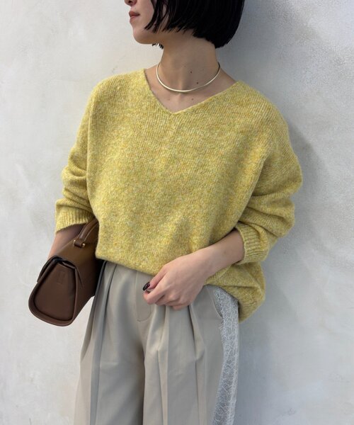 Jena espace merveilleux(ジェナ エスパスメルヴェイユ)の「ウール混Vネックニット(ニット/セーター・レディース・ベージュ/ブラック/イエロー・FREE)」の1枚目の写真