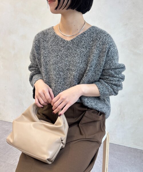 Jena espace merveilleux(ジェナ エスパスメルヴェイユ)の「ウール混Vネックニット(ニット/セーター・レディース・ベージュ/ブラック/イエロー・FREE)」の2枚目の写真