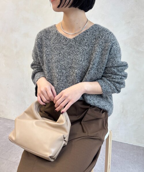 Jena espace merveilleux(ジェナ エスパスメルヴェイユ)の「ウール混Vネックニット(ニット/セーター・レディース・ベージュ/ブラック/イエロー・FREE)」の4枚目の写真