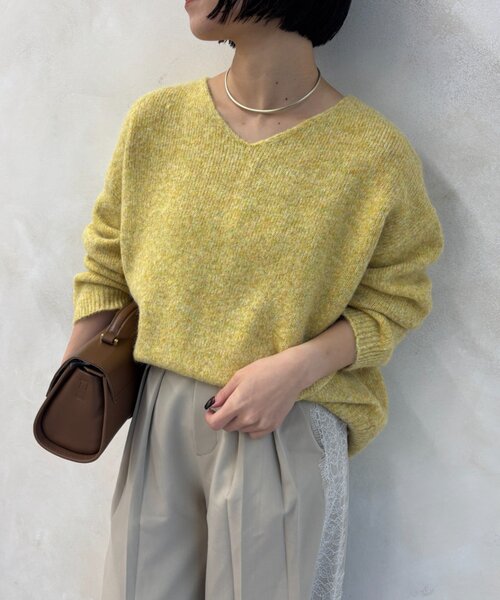 Jena espace merveilleux(ジェナ エスパスメルヴェイユ)の「ウール混Vネックニット(ニット/セーター・レディース・ベージュ/ブラック/イエロー・FREE)」の15枚目の写真