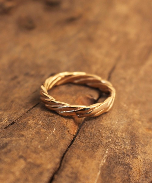 Vaya Con Dios（ヴァヤコンディオス）の「【VayaConDios/ヴァヤコンディオス】ステンレス製ツイストリング（リング・メンズ・シルバー/ゴールド/ブラック/ピンクゴールド・#19/#17/#21/#11/#13）」の4枚目の写真