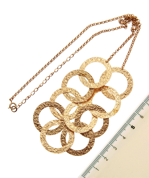 テクスチャープレートサークル アクセサリー Cocoshnik ネックレス ネックレス Cocoshnik ネックレス Onkitsch ココシュニックオンキッチュ のファッション