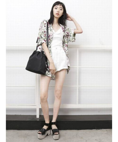 EMODA（エモダ）の「ヘムロールジャストウエストショートパンツ（デニムパンツ・レディース・ホワイト/ライトブルー/インディゴブルー・SMALL/MEDIUM）」の4枚目の写真