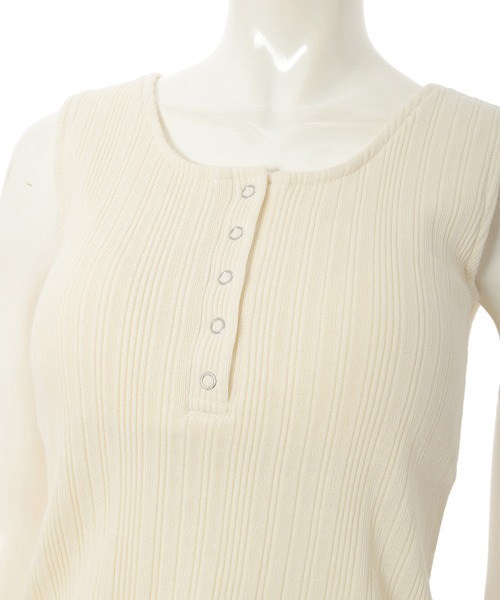 fifth(フィフス)の「ヘンリーネックカップ付リブタンクトップ(キャミソール・レディース・カーキ/アイボリー/グレイッシュベージュ・MEDIUM)」の8枚目の写真