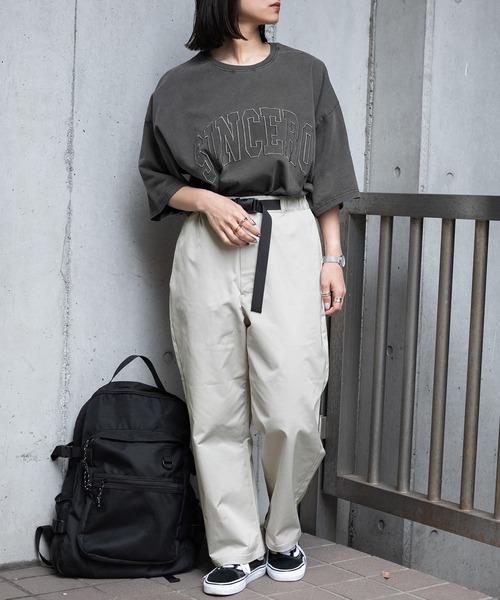 PairPair（ペアペア）の「ピグメント刺繍ロゴT(ユニセックス)（Tシャツ/カットソー・レディース・ライトグリーン/ライトブラウン/スミクロ/グレイッシュベージュ・MEDIUM/LARGE）」の2枚目の写真