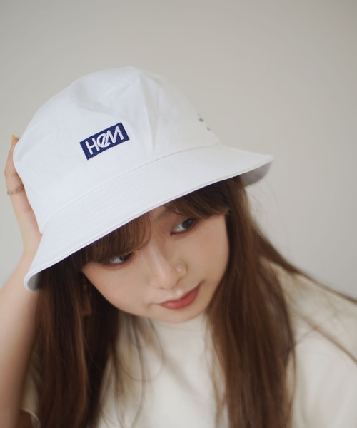 HeM（ヘム）の「【 HeM / ヘム 】 刺繍 ロゴ バケット ハット（ハット・レディース・ホワイト/ブラック/ベージュ/ネイビー/ホワイト系その他/ブラック系その他・FREE）」の2枚目の写真
