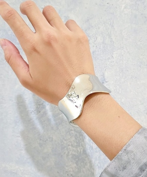 LEPSIM（レプシィム）の「メタルボリュームバングル　954033（バングル/リストバンド・レディース・シルバー/ゴールド/シルバー系その他・ONE SIZE）」の2枚目の写真