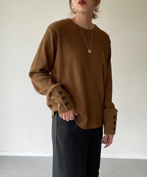 y/m by misato（イムバイミサト）の「袖ボタンカットリブトップス（Tシャツ/カットソー・レディース・ブラック/ブラウン/オフホワイト・FREE）」の3枚目の写真