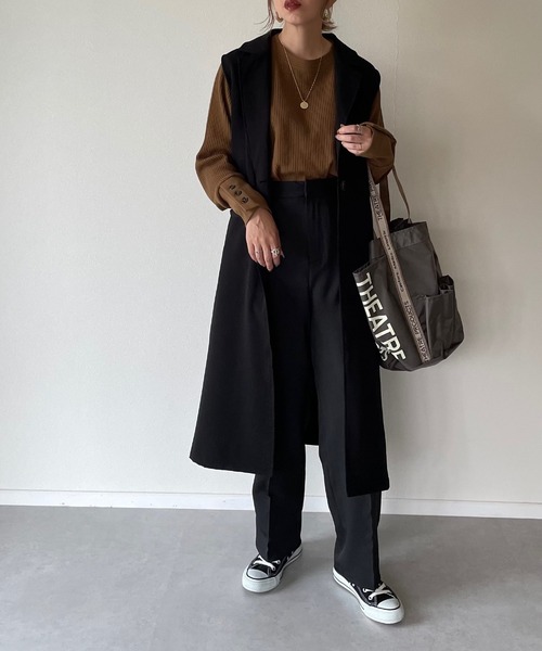 y/m by misato（イムバイミサト）の「袖ボタンカットリブトップス（T