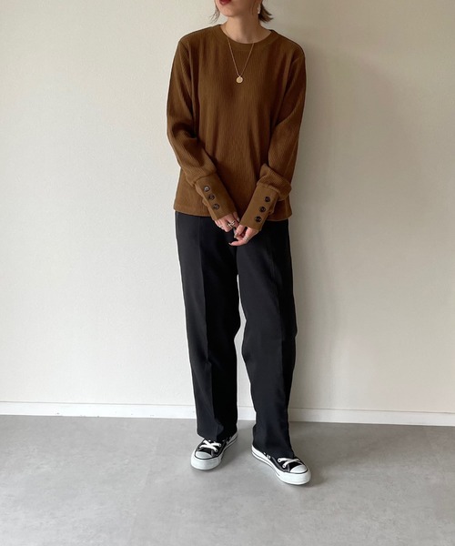 y/m by misato（イムバイミサト）の「袖ボタンカットリブトップス（Tシャツ/カットソー・レディース・ブラック/ブラウン/オフホワイト・FREE）」の8枚目の写真