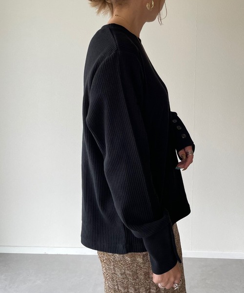 y/m by misato（イムバイミサト）の「袖ボタンカットリブトップス（T