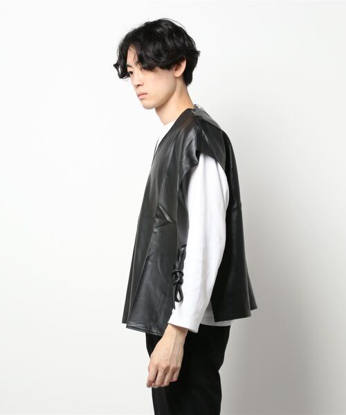 endevice（エンデヴァイス）の「フェイクレザー Vネック ベスト（ベスト・メンズ・ブラック・M/L）」の3枚目の写真