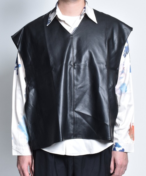 endevice（エンデヴァイス）の「フェイクレザー Vネック ベスト（ベスト・メンズ・ブラック・M/L）」の4枚目の写真
