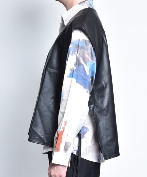 endevice（エンデヴァイス）の「フェイクレザー Vネック ベスト（ベスト・メンズ・ブラック・M/L）」の7枚目の写真