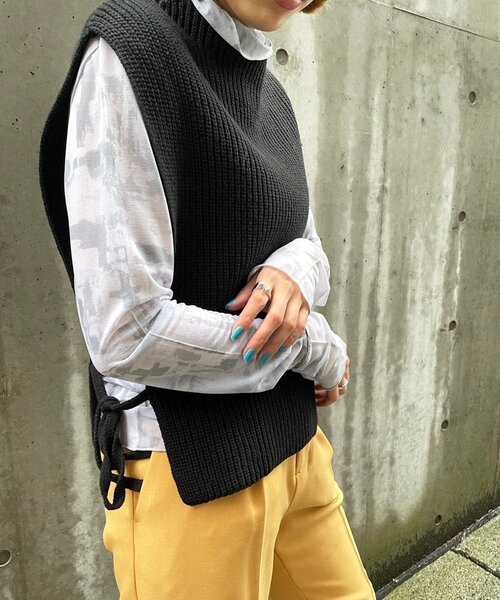 AG by aquagirl(エージーバイアクアガール)の「◆ボトルネックバルキーニットベスト(ベスト・レディース・ブラック/オフホワイト・38)」の7枚目の写真