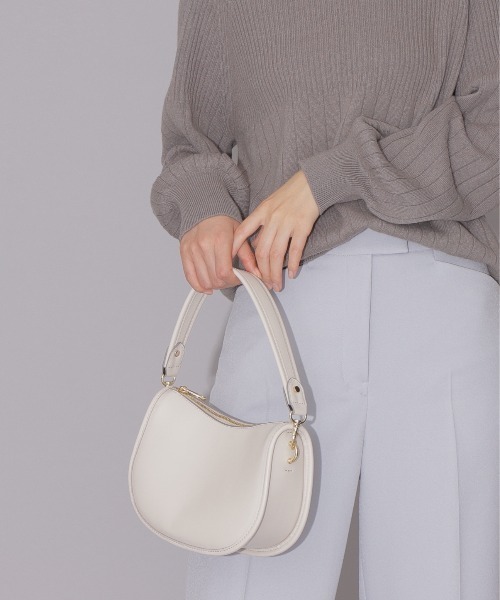 NATURAL BEAUTY BASIC(ナチュラルビューティーベーシック)の「2WAYサドルショルダー(ショルダーバッグ・レディース・イエロー/グレー/グリーン/ベージュ・フリ-)」の2枚目の写真