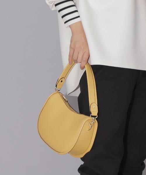 NATURAL BEAUTY BASIC(ナチュラルビューティーベーシック)の「2WAYサドルショルダー(ショルダーバッグ・レディース・イエロー/グレー/グリーン/ベージュ・フリ-)」の4枚目の写真