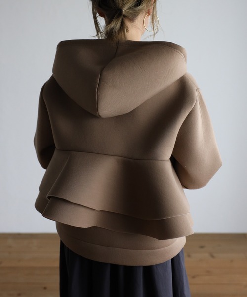 Fizz(フィズ)の「【Fizz/フィズ】 ボンディング素材 バックフリルジップパーカー(パーカー・レディース・ベージュ/ブラック/アイボリー/グレー・M/L/XL)」の4枚目の写真