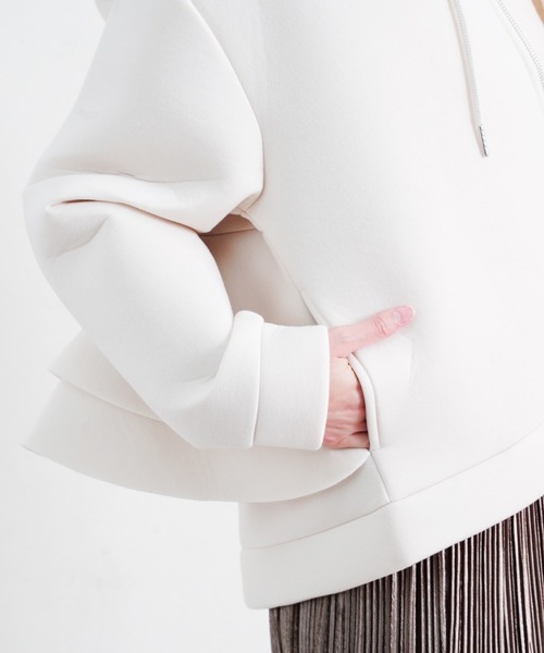 Fizz(フィズ)の「【Fizz/フィズ】 ボンディング素材 バックフリルジップパーカー(パーカー・レディース・ベージュ/ブラック/アイボリー/グレー・M/L/XL)」の16枚目の写真