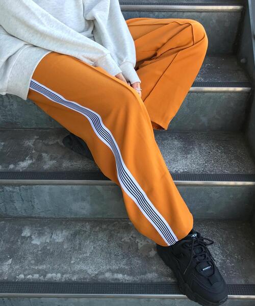 INGNI（イング）の「サイドラインイージーワイド／パンツ（その他パンツ・レディース・ブラック/オレンジ/グリーン・FREE）」の3枚目の写真