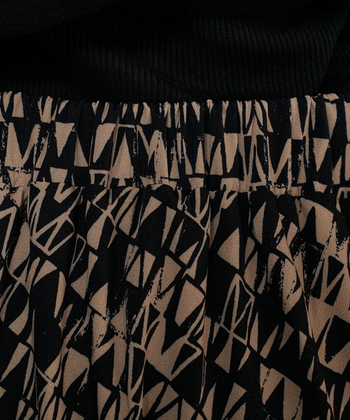 Ezick（エジック）の「ジオメトリック柄ティアードスカート（スカート・レディース・ブラック/グリーン・FREE）」の15枚目の写真