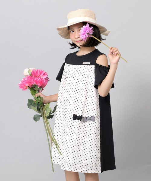 trois lapins kp（トロワラパンケーピー）の「ドット柄オフショルダーワンピース(140-160cm)（ワンピース・キッズ・ブラック/レッド・140cm/150cm/160cm）」の2枚目の写真