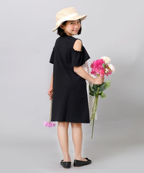 trois lapins kp（トロワラパンケーピー）の「ドット柄オフショルダーワンピース(140-160cm)（ワンピース・キッズ・ブラック/レッド・140cm/150cm/160cm）」の7枚目の写真