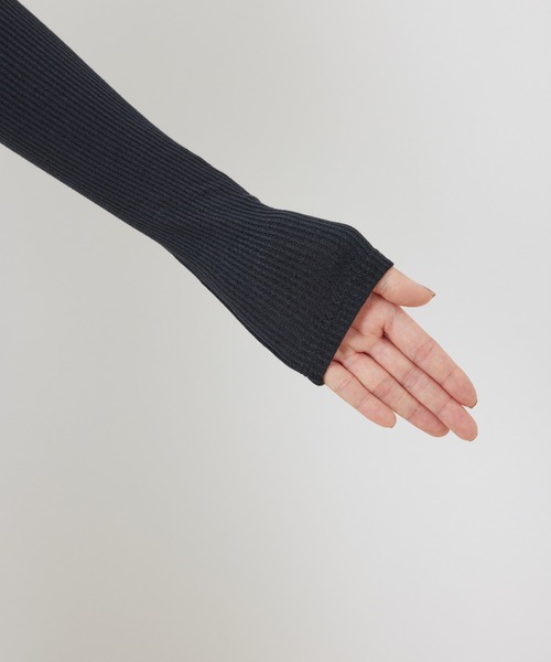 【新品未使用】Alo Yoga ロングスリーブ　トップス　クロップ丈 新品未使用】Alo Yoga ロングスリーブ トップス クロップ丈