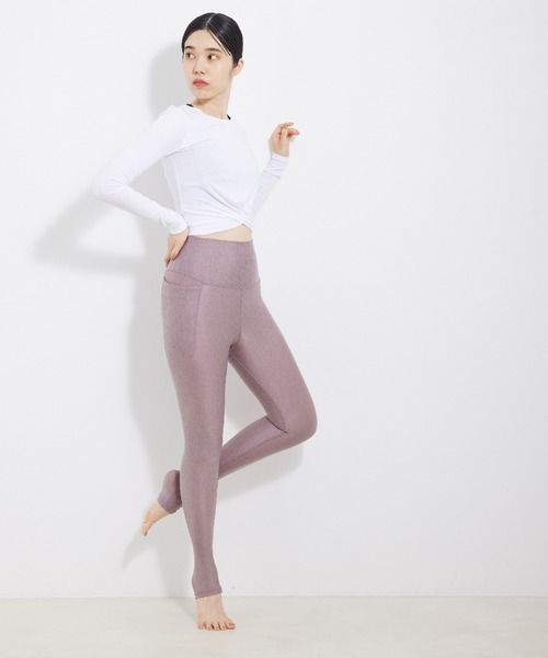 Alo Yoga(アロヨガ)の「【alo】COVER LONG SLEEVE TOP クロップド丈カバーロングスリーブトップス(Tシャツ/カットソー・レディース・ホワイト/ブラック・S)」の8枚目の写真
