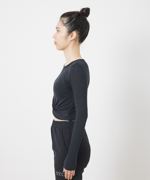 Alo Yoga(アロヨガ)の「【alo】COVER LONG SLEEVE TOP クロップド丈カバーロングスリーブトップス(Tシャツ/カットソー・レディース・ホワイト/ブラック・S)」の10枚目の写真
