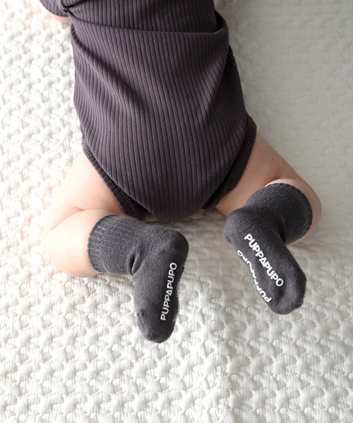 PUPPAPUPO(プッパプーポ)の「襟付き リブ ロンパース 半袖(ロンパース・キッズ・グレイッシュベージュ/サックスブルー/ローズ/ホワイト/チャコールグレー/ピンク・70/80)」の18枚目の写真