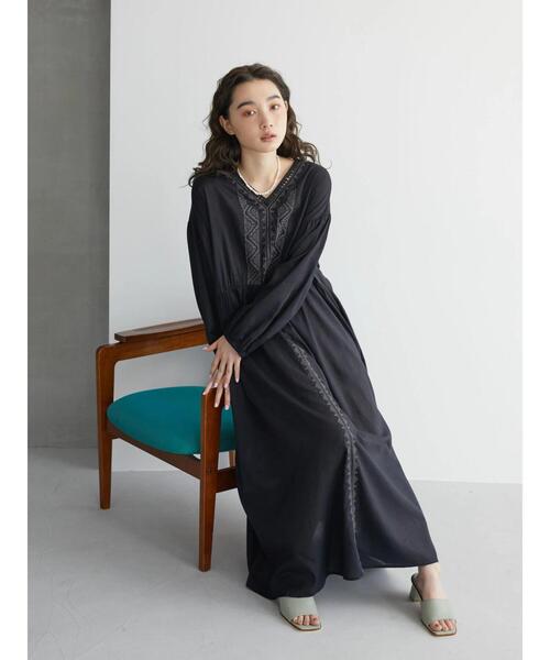 AMERICAN HOLIC（アメリカンホリック）の「Vネック刺繍ワンピース